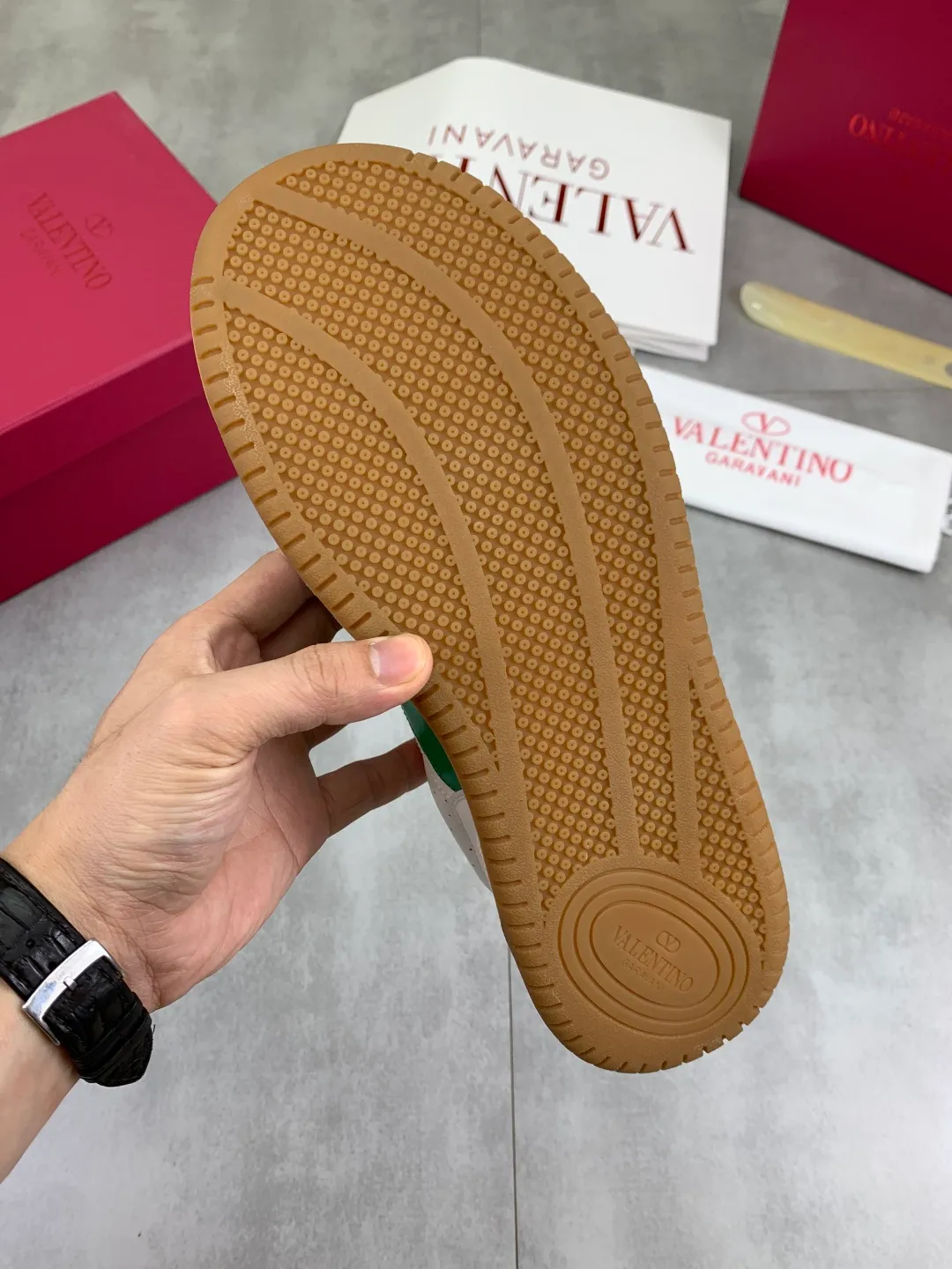Men's men's shoes 💰P660 new top version of Valentino couple's bread shoes! Valentino Joie de Jouer series Velcro thick sole bread shoes couple style casual sports shoes white shoes original purchase development and production Joie de Jouer series simple style without losing style. The pure white base is paired with fresh green and soft beige, and the unique Velcro design highlights your personality. Every detail tells fashion and quality, wear it, take a confident step, and start the trend journey ✔️Fabric: Original customized imported first-layer cowhide ✔️Inner lining: Original customized soft sheepskin lining ✔️Outsole: Original molded non-slip TPU material ✔️Sole thickness: 3.5CM ✔️Size: Women's 35-41 Men's 38-46 (38. Male, 41 female, 46 non-refundable